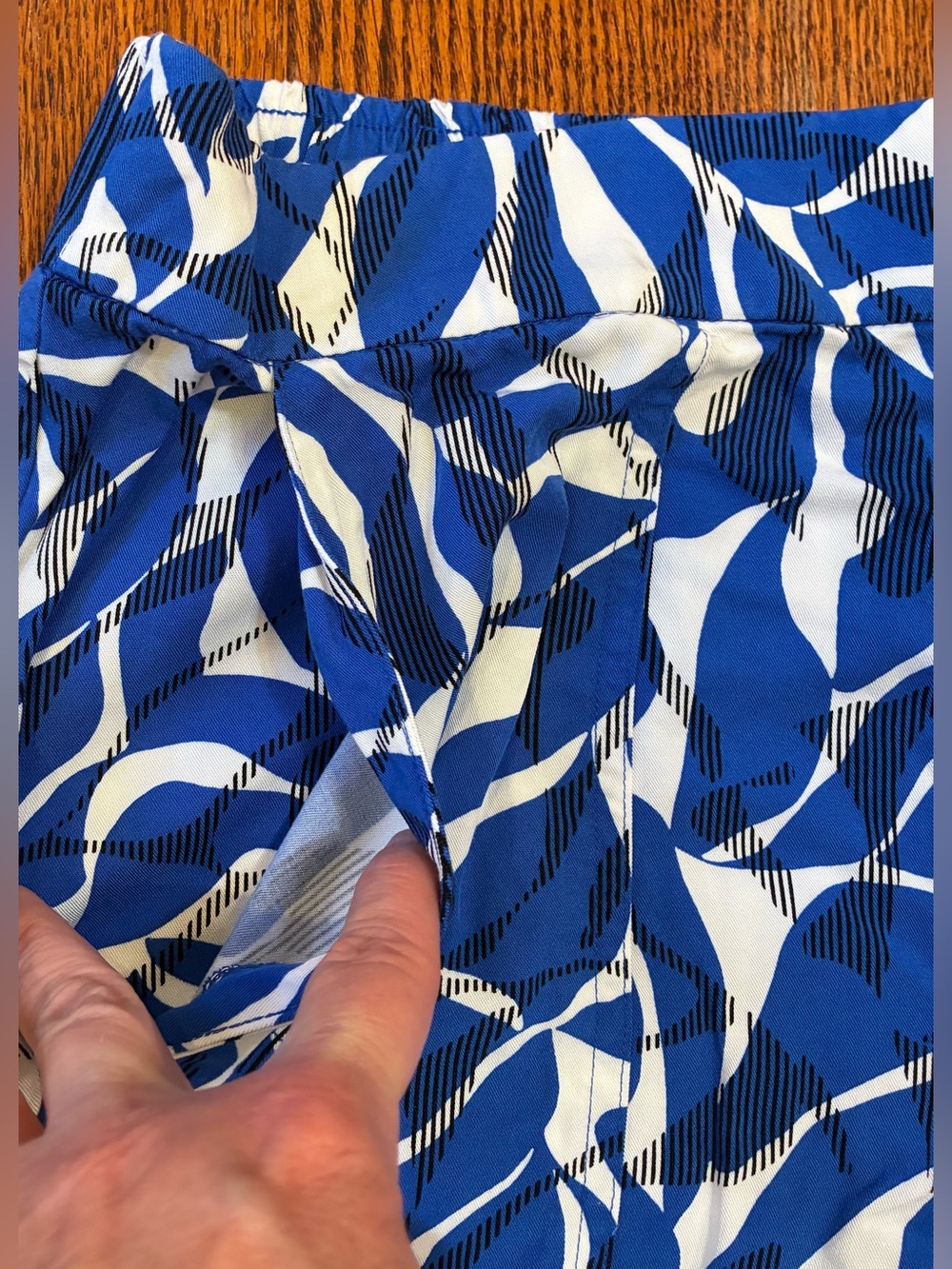 Nine West Blue Abstract Print Pull On Shorts Women's Size Large - Picture 2 of 5